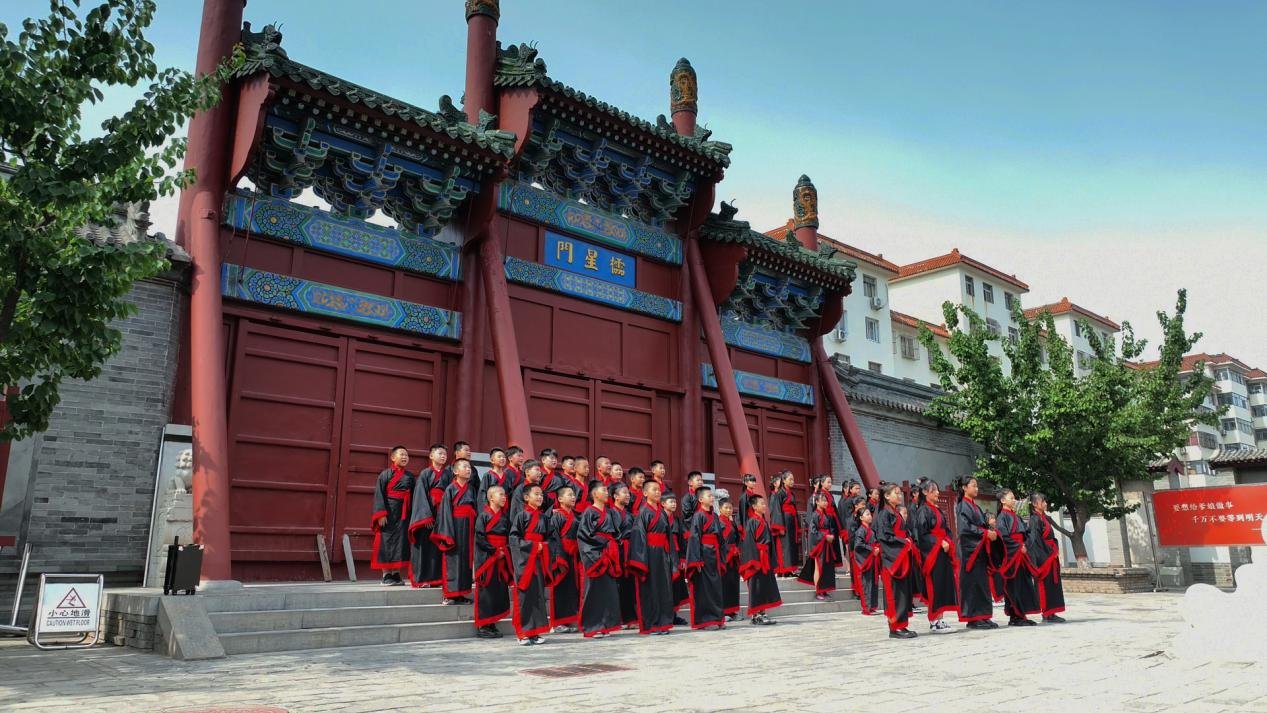 滄州市實驗小學的同學們在誦讀屈原創作的《離騷》。賈玉龍攝