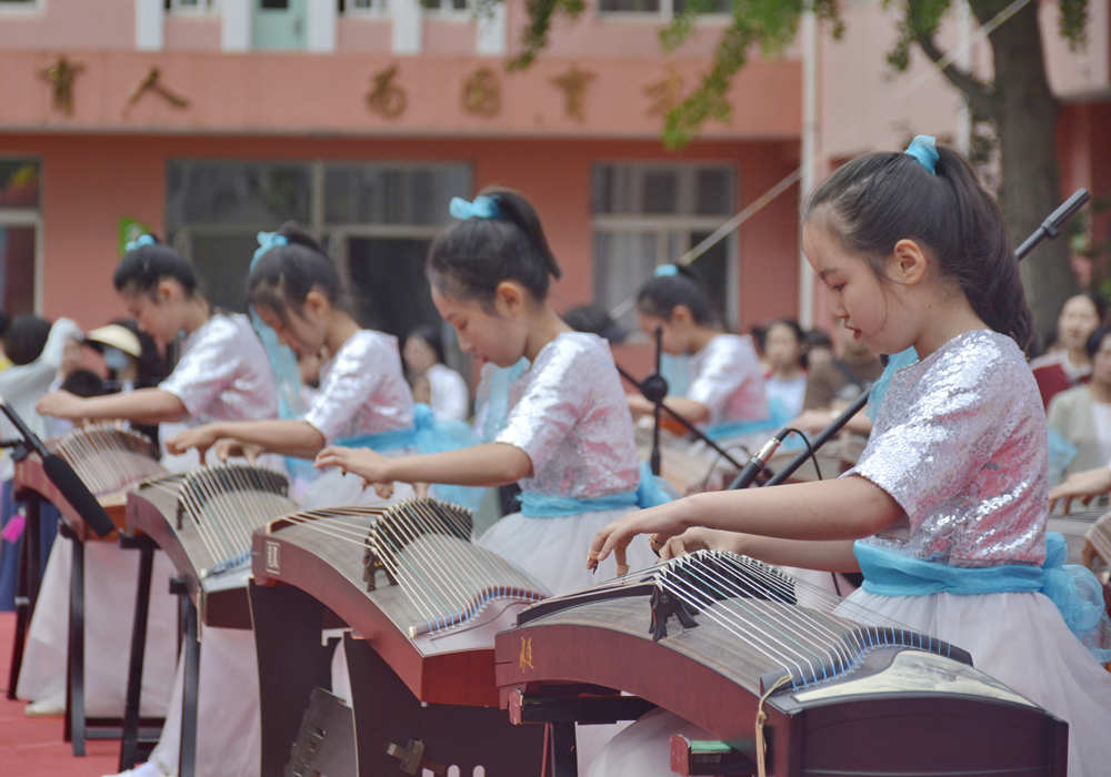 汇演中,学生们在表演古筝合奏。陈相旭摄