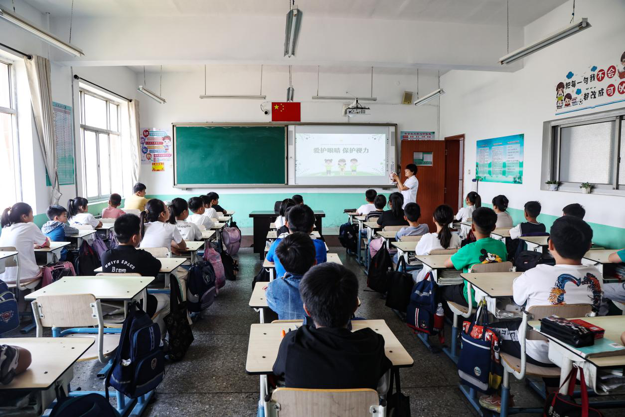 医生在为学生进行眼睛保健健康知识讲座。田强摄