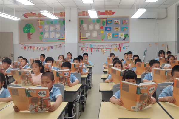 橋西區草場街小學振新校區教室裡安裝了新空調，學生們正在認真學習。橋西區教育局供圖