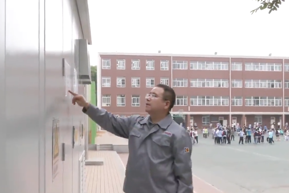 在石家庄市橋西區草場街小學，電力技術人員正在檢查空調用電安全。橋西區教育局供圖