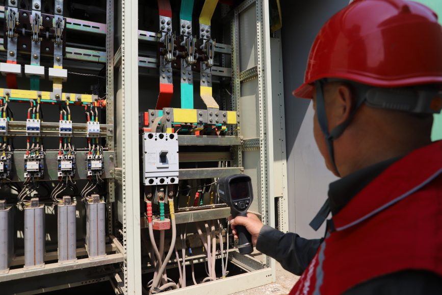 電力工作人員對校園用電設備進行測溫檢查，確保電網安全平穩、電力有序供應。馬天龍攝