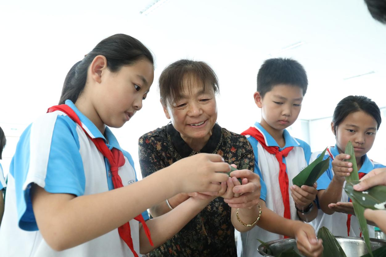 6月6日，易县大龙华中心小学师生一起动手包粽子，喜迎端午。王健摄