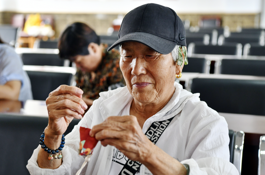 6月6日，在迁安市滨河街道，居民正在缝制香囊。杨硕摄