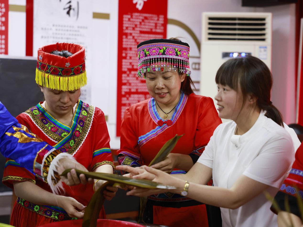 沧州市新华区，居民一起包粽子，过端午。杨晨摄