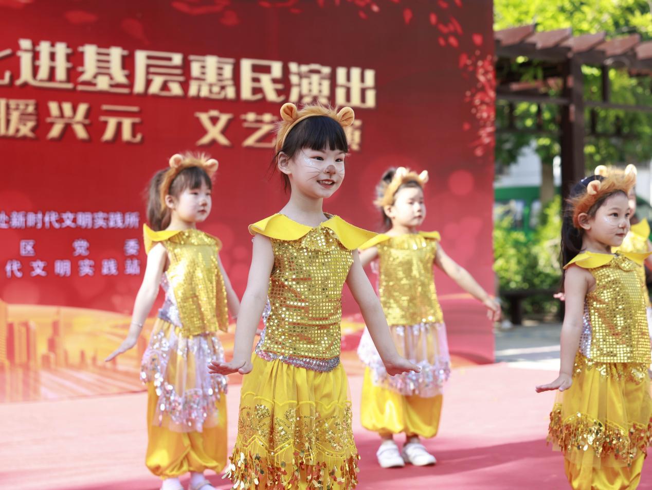 沧州市新华区兴元社区组织排演了精彩文艺演出。杨晨摄