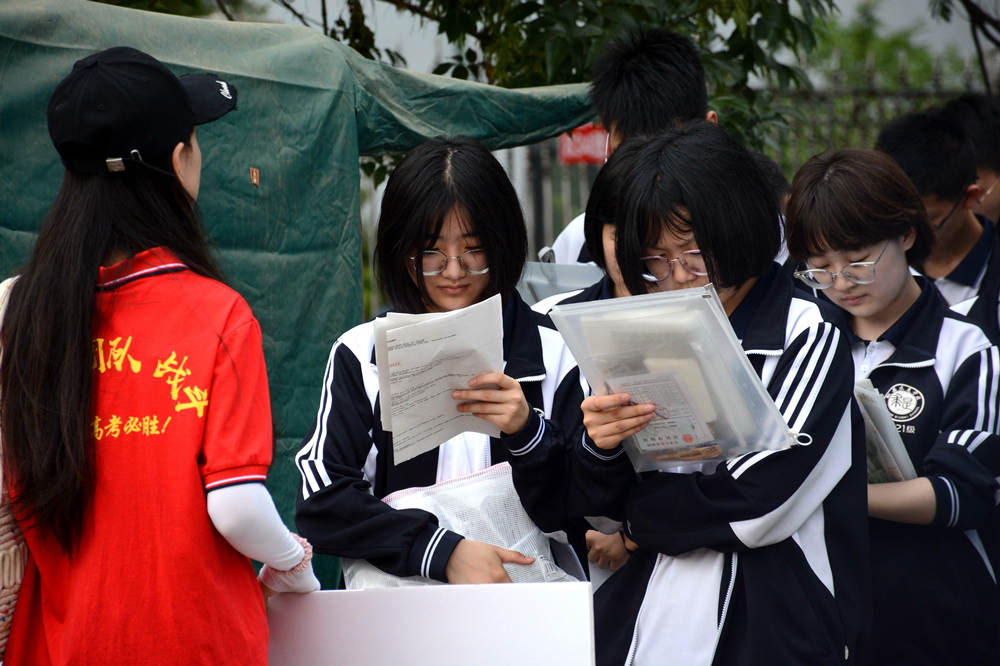 河北省献县第一中学考点外，考生们认真温习准备应考。胡宇婷摄