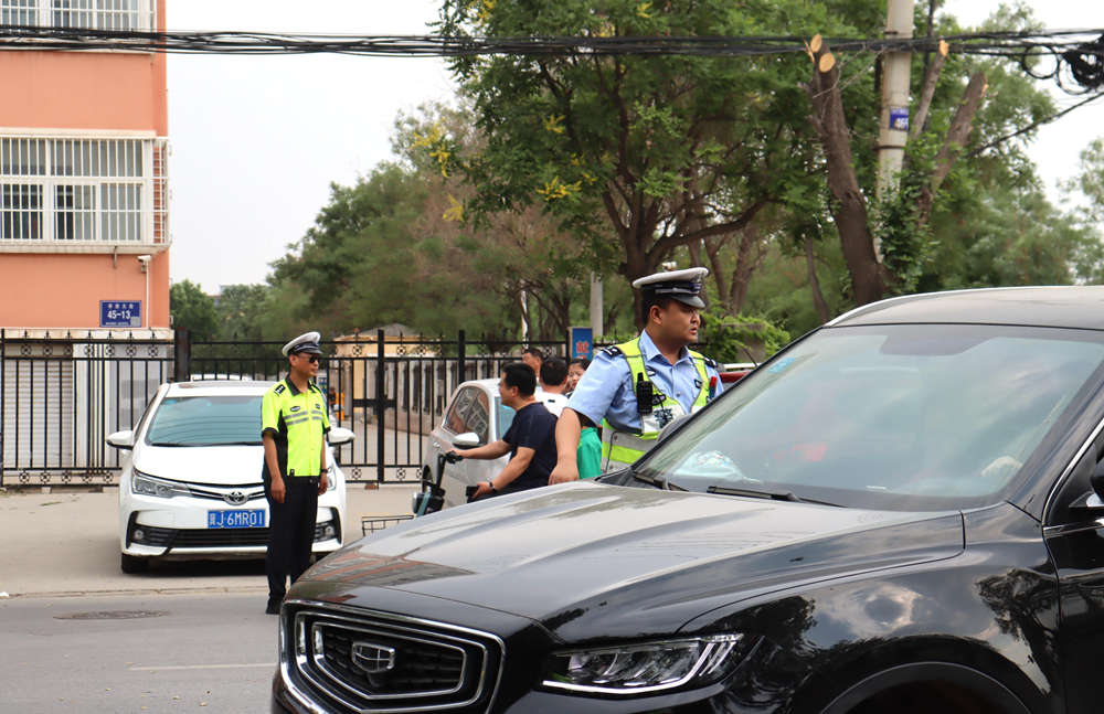 交警在考场附近指挥交通。彭锦帅摄