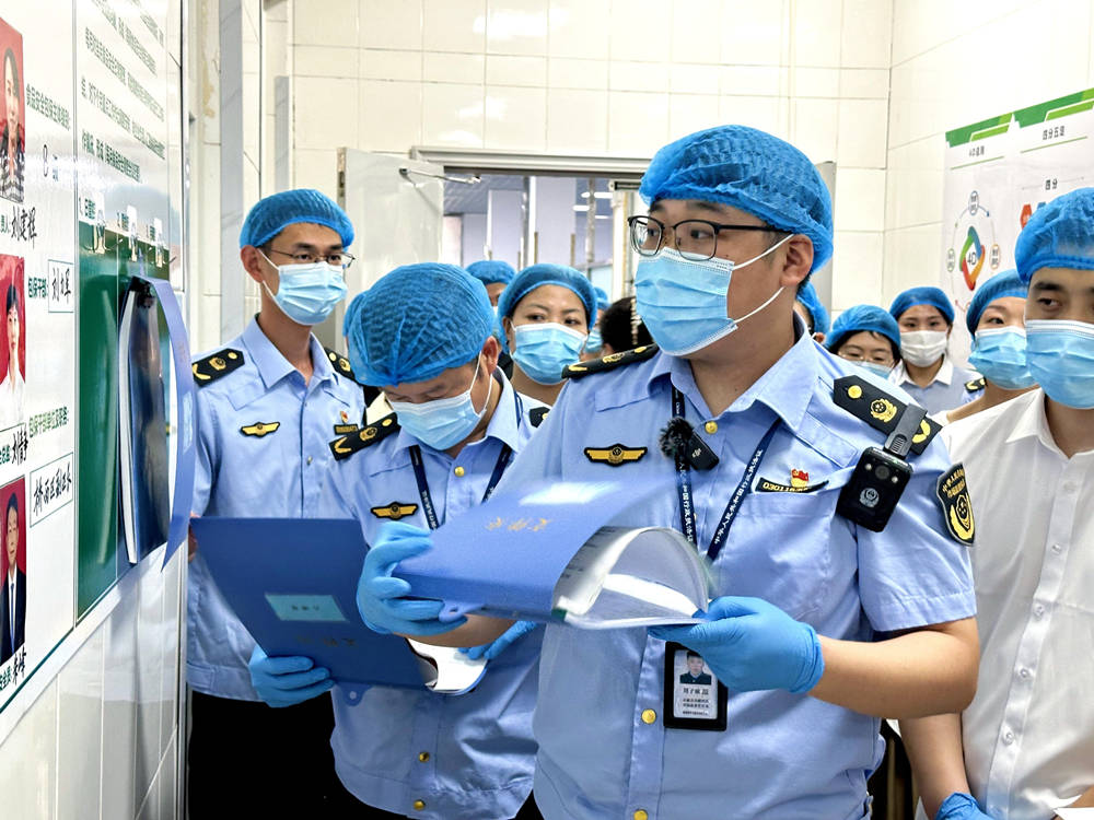 工作人員檢查學校食堂台賬。石家庄市橋西區市場監督管理局供圖