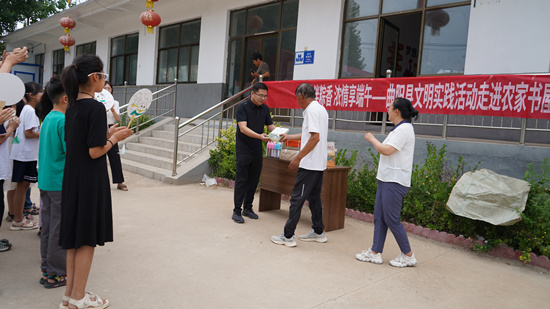 新华书店向农家书屋捐赠图书。唐笛摄