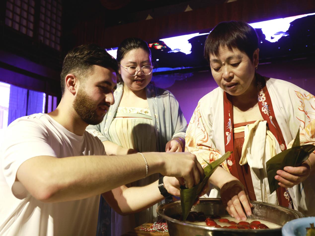 留学生学习包粽子，感受中国美食独特风味。杨晨摄
