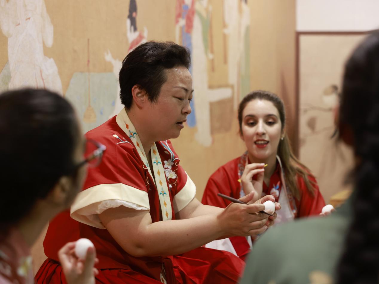 市级非遗面塑传承人张英英为留学生展示面塑制作技巧。杨晨摄