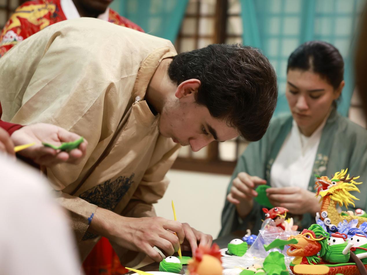 留学生认真制作面塑作品。杨晨摄