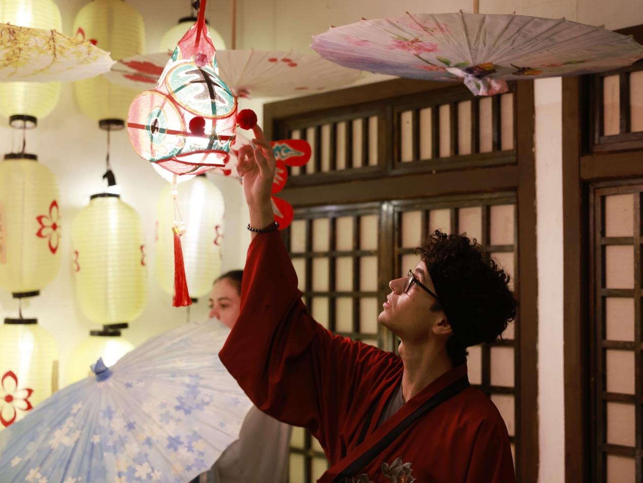 留学生沉浸式感受中式花灯。杨晨摄