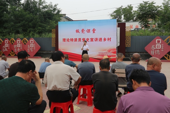 “板凳课堂”现场，理论特派员进行宣讲。魏荣亮摄