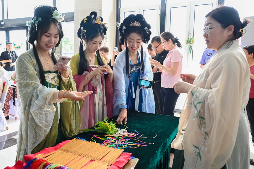 着汉服编制“五彩绳”。陶圆摄
