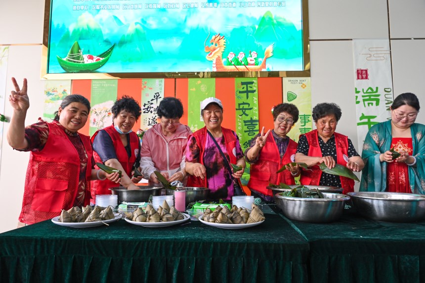 现场居民群众包粽子。陶圆摄
