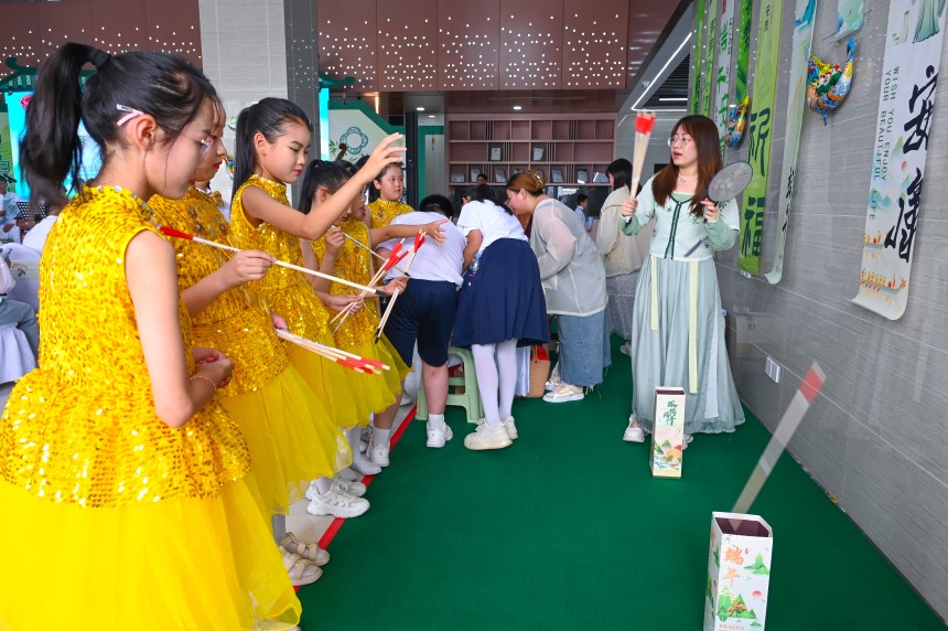 路南区联合村小学学生玩投壶游戏。陶圆摄