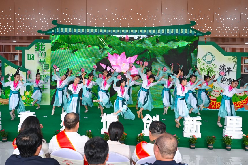 路南区实小南湖分校学生表演舞蹈《禾舞菏韵》。陶圆摄