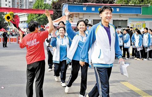 6月7日早晨，在隆尧一中考点，送考老师为考生加油鼓劲。 河北日报记者 赵永辉摄