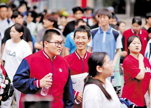 6月7日，高考第一场考试结束后，考生们走出河北师大附中考点。 河北日报记者 赵威摄