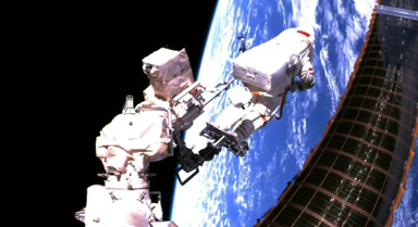ロボットアームの視点から宇宙飛行士の船外巡検の絶景映像を見る