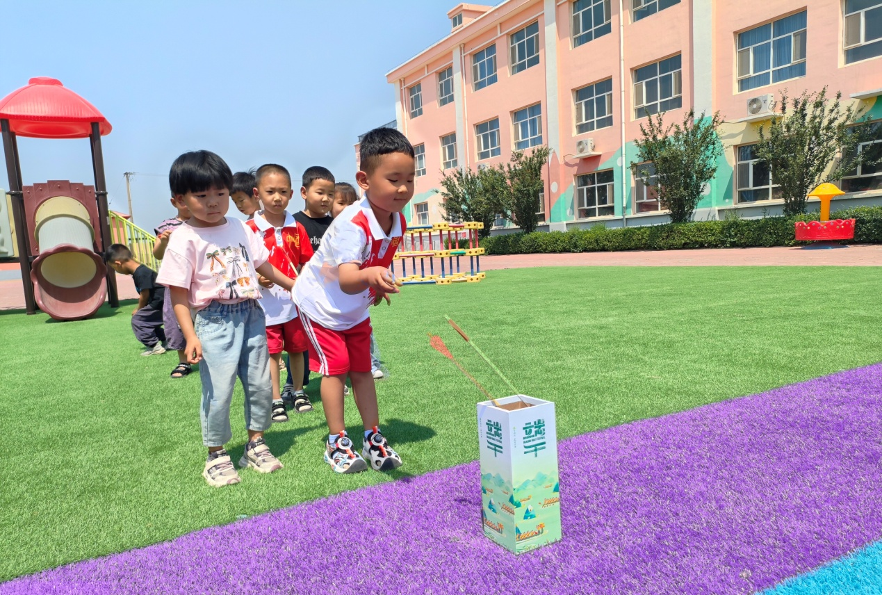 海興縣尤庄子幼兒園的孩子們參加趣味投壺游戲。趙紅梅攝