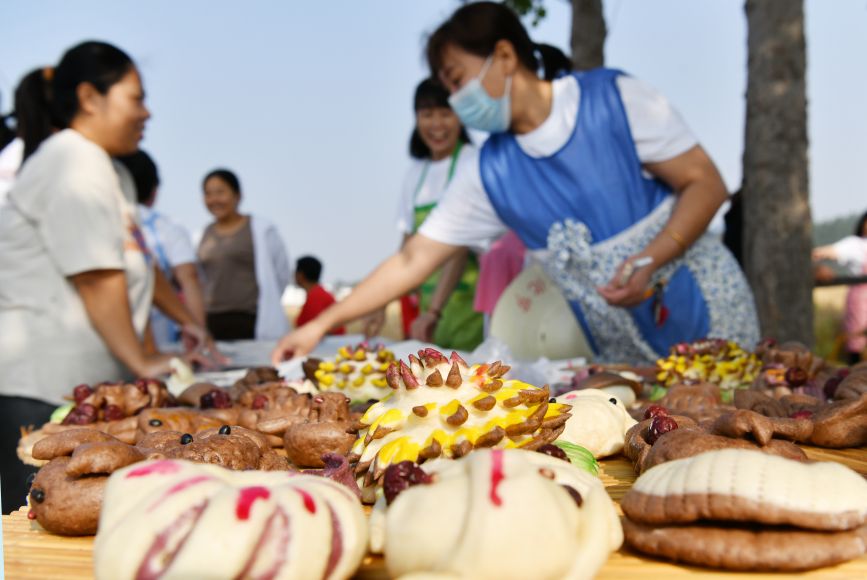 6月8日，在肃宁县尚村镇东是堤村，村民用黑小麦面粉制作花饽饽 。苑立伟摄