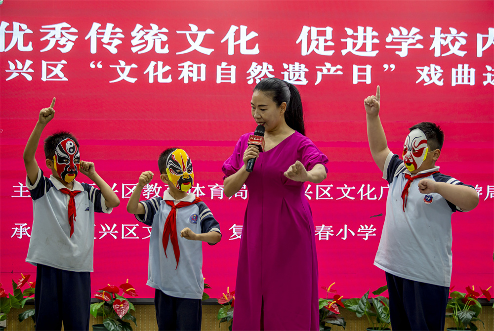 6月6日，河北省邯郸市复兴区阳春小学，复兴区文化馆的老师正在教学生戏曲的步伐、手势和唱腔。聂长青摄