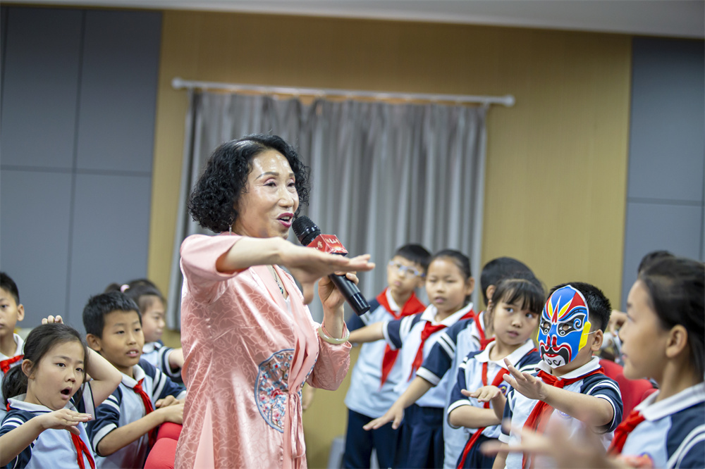 6月6日,河北省邯郸市复兴区阳春小学,复兴区文化馆的老师正在教学生戏曲的步伐、手势和唱腔。聂长青摄