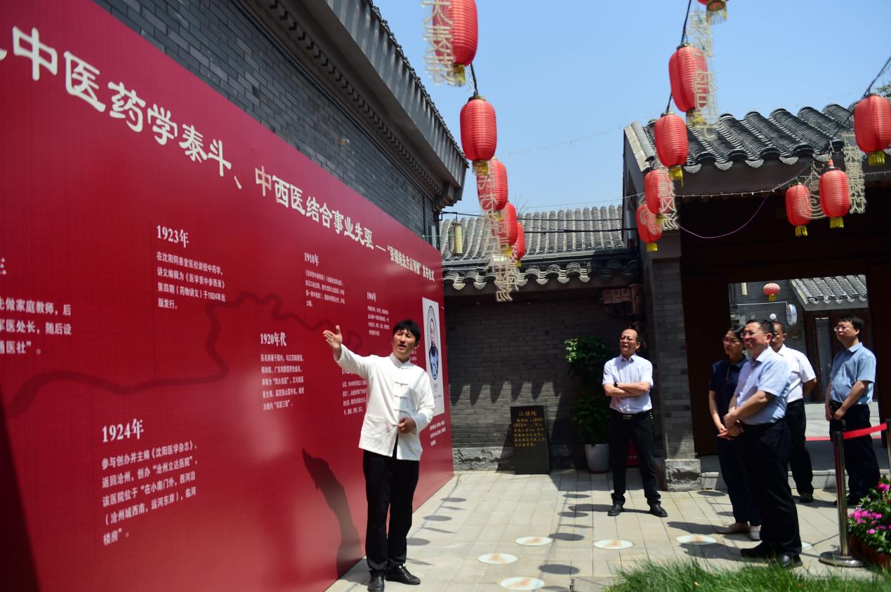 参观者在了解张锡纯生平。傅新春摄