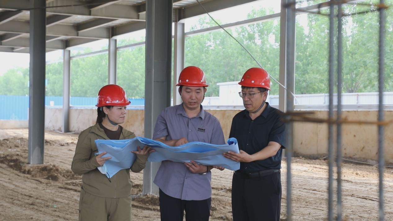 博视人工智能机器人应用研发与生产项目建设现场，建设单位与施工单位讨论施工布置。郭恩桥摄