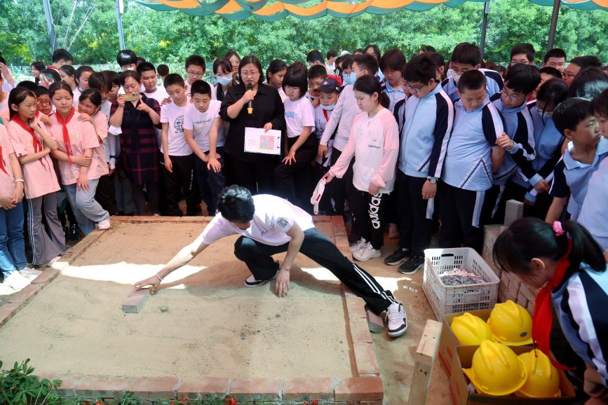 唐山職業技術學院的老師演示農林微景觀制作步驟。馬雅雄攝