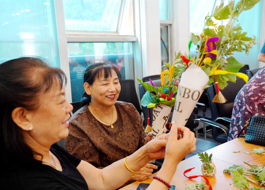 社区居民正在扎艾草花束。侯亚婷摄