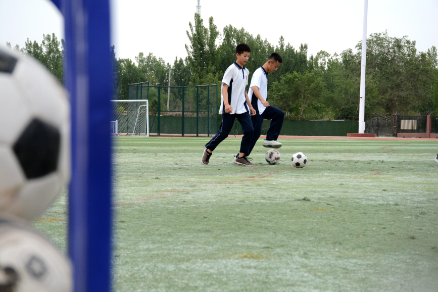 在献县第五中学,学生们正在练习运球动作。胡宇婷摄