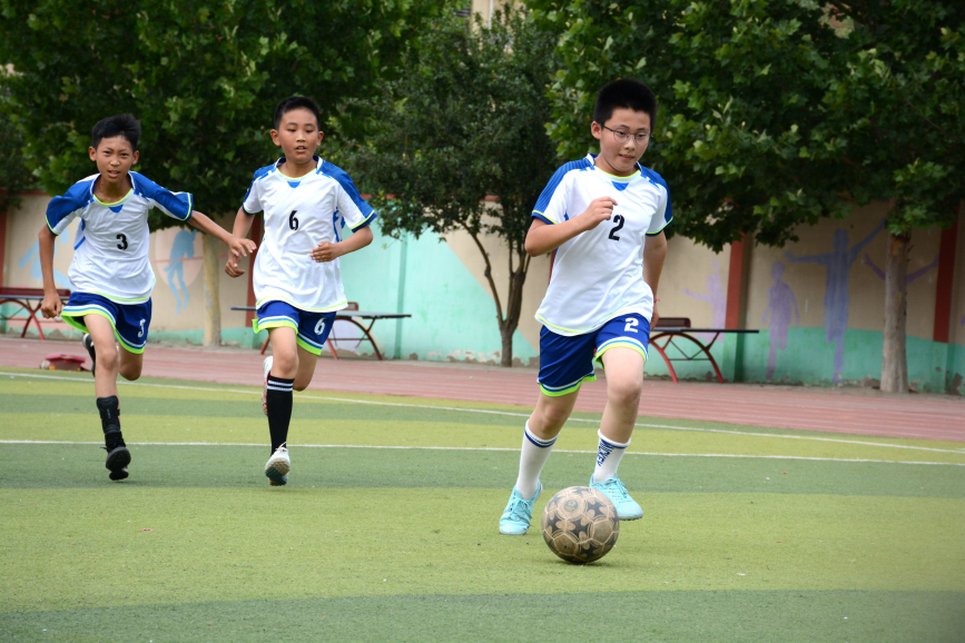 在献县第三实验小学,学生们正在进行足球比赛。胡宇婷摄