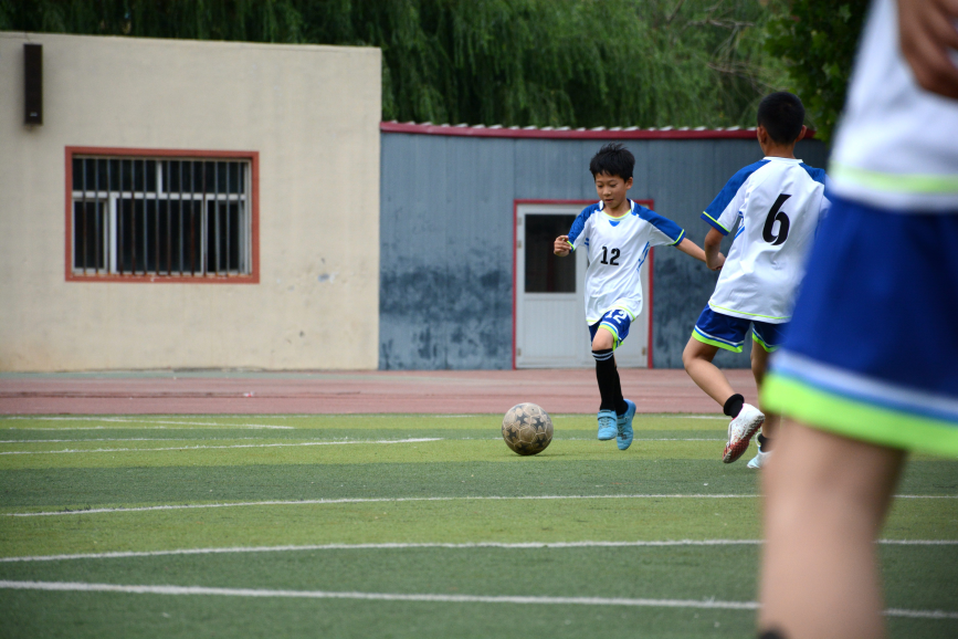 在献县第三实验小学,教练正在给学生们进行战术指导。胡宇婷摄