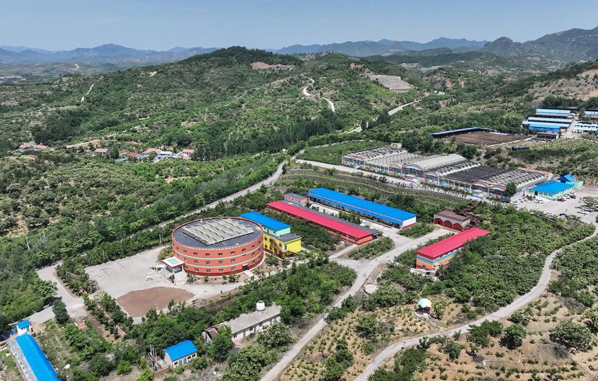 总面积5000余平方米的瑞阳水上乐园掩映在群山中。陈儒摄