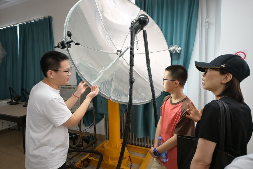 小學生感受科學魅力。秦皇島市北戴河區委宣傳部供圖