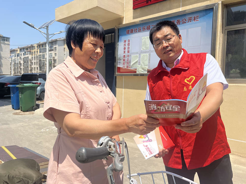 健康社區朝陽家園黨支部向居民普及消防安全知識。常曉寧攝