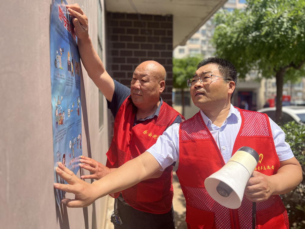 健康社區朝陽家園黨支部張貼燃氣安全宣傳海報。常曉寧攝