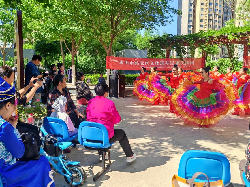 路北区文化馆服务宣传周期间，文艺惠民演出走进果园镇。路北区文化馆供图