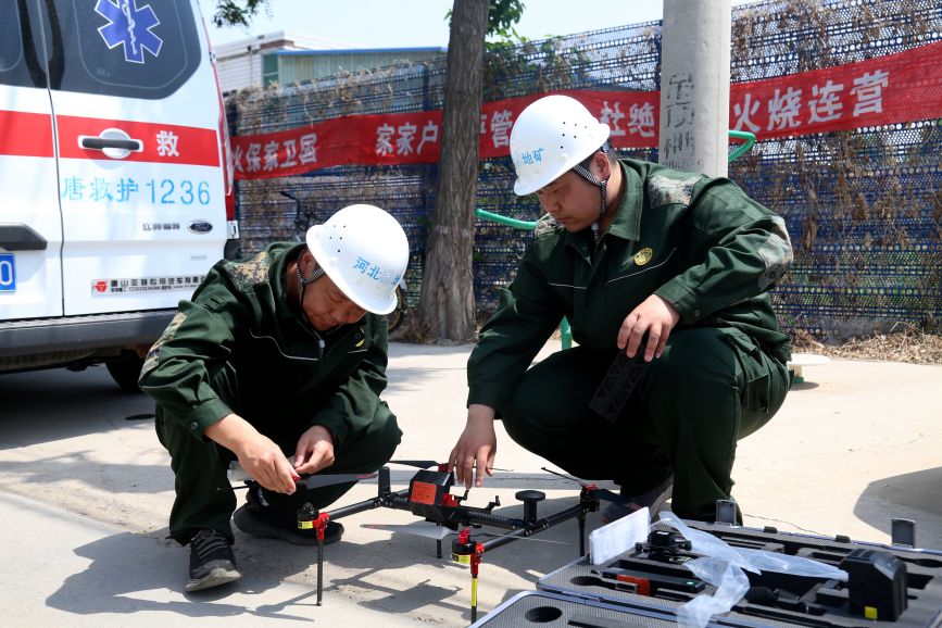 防汛及地质灾害应急救援转移避险演练现场，专家检测房屋受损情况