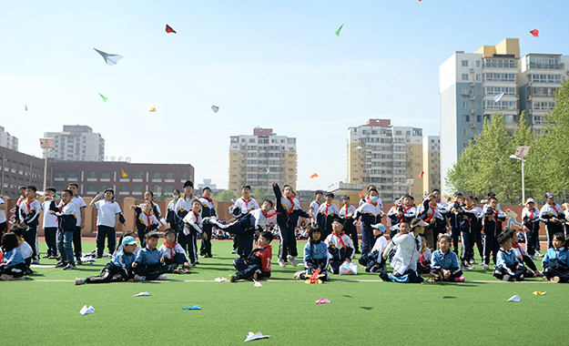 校园科技节放飞智慧梦想近日，唐山市路北区七十号小学第七届校园科技节开幕，旨在进一步推动学校科技教育活动的开展，打响科技特色教育品牌，营造出浓郁的科学探究气氛。