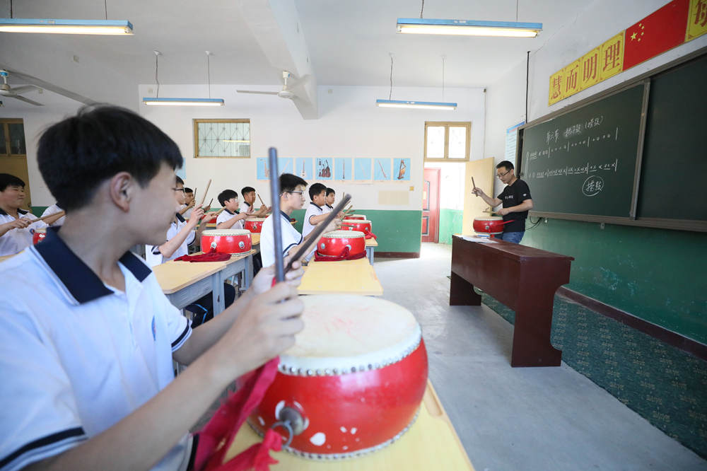 隆尧县千户营乡滏阳中学，学生在上招子鼓课。孙立强摄