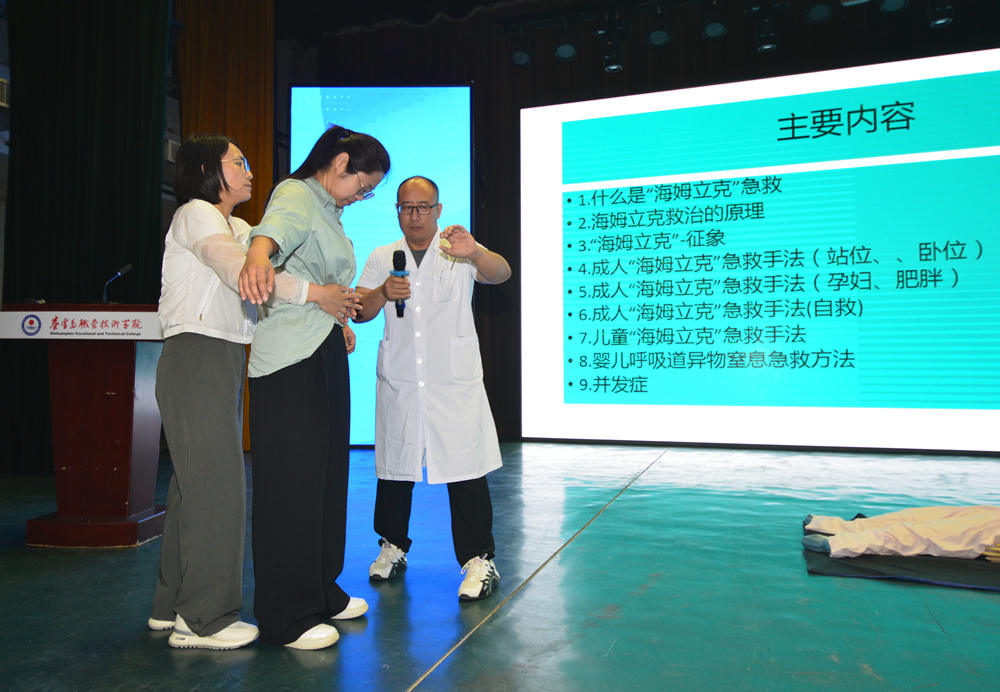 北戴河医院急诊科医生进行急救现场培训。吴宇涛摄