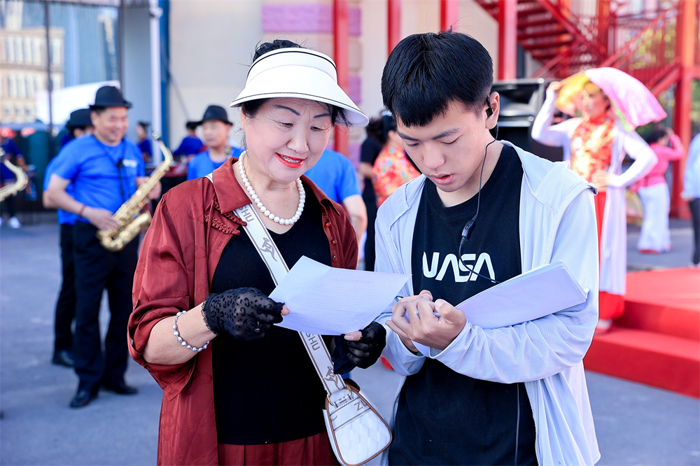 參賽選手向工作人員咨詢大賽流程。橋西區文化廣電體育和旅游局供圖