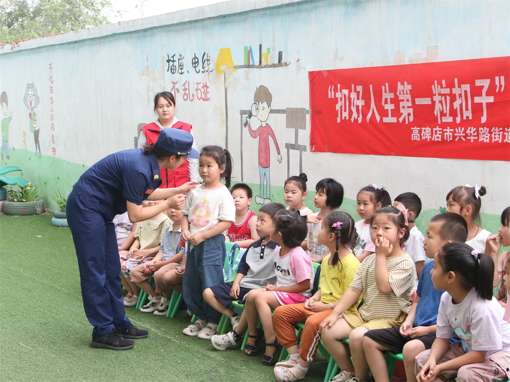 6月13日，在河北省高碑店市洪桥幼儿园开展的消防安全培训中，消防救援大队宣传员白凤正在与小朋友进行问答互动。祖嘉诚摄