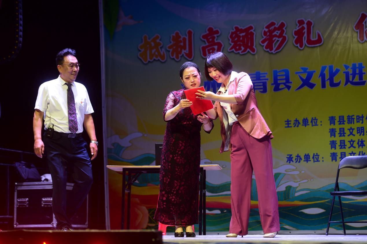 6月14日，评剧小戏《特殊的彩礼》在青县陈嘴乡石泗河村演出。傅新春摄