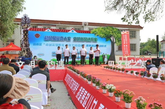 3對適齡青年代表宣讀“抵制高額彩禮 倡導文明婚俗”倡議書。崔萌攝